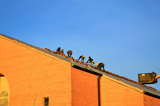 dělníci na střeše