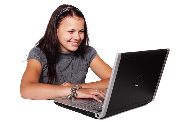 dívka s laptopem