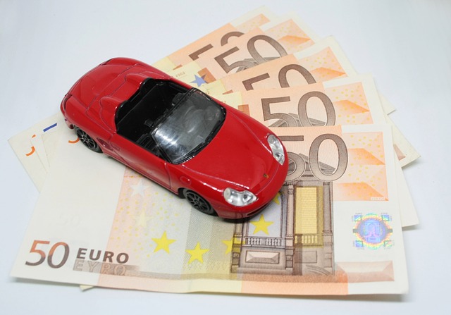 červené autíčko na euro bankovkách