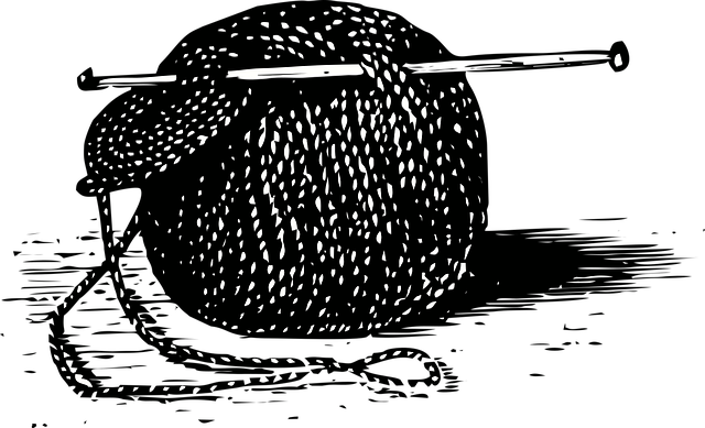 klubko bavlny s pletací jehlicí